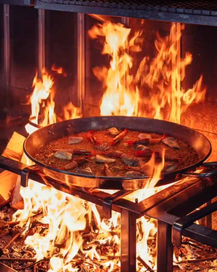 Paellas a domicilio en Bogotá cocinadas en leña.